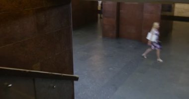 İnsanların yaz aylarında gündüz Teatralnya Metro İstasyonu Kiev, Ukrayna, başkenti merdivenlerden aşağı taşıma