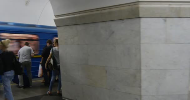 Passagers qui vont et viennent dans la station de métro Arsenalnya à Kiev, en Ukraine, pendant la journée en été — Video