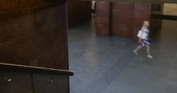 İnsanların yaz aylarında gündüz Teatralnya Metro İstasyonu Kiev, Ukrayna, başkenti merdivenlerden aşağı taşıma — Stok video