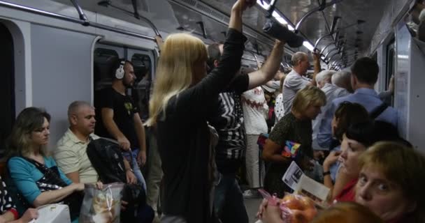Μετρό βαγόνι με γκρι εσωτερικών και Passanges, κοινών ανθρώπων, μέσα από το Κίεβο, την πρωτεύουσα της Ουκρανίας, το καλοκαίρι — Αρχείο Βίντεο