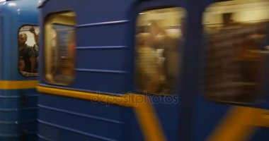 Yeraltı Metro Tren İstasyonu'na Arsenalnya ve insanlar, Kiev, yaz aylarında ayrılan, kalabalık Approachment