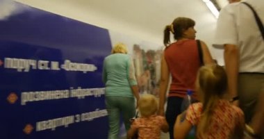 Khreshchatyl Metro İstasyonu yeraltı geçidi aşağı Kiev, Ukrayna, başkenti yaz aylarında gündüz koridor boyunca hareketli insanlar