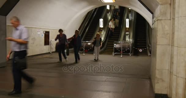 Les gens descendent l'Escalator sur la station de métro Arsenalnya à Kiev, la capitale de l'Ukraine, en plein jour, en été — Video