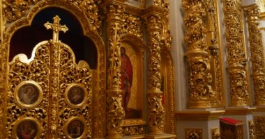 İkonostasisin altın kapı ve bir haç ile seyir altın güzel sütunlarının Ukrayna Kiev Perchersk manastıra ait