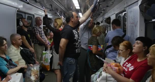 Vagão de metrô com interior cinza e pessoas comuns Dentro dele em Kiev, a capital da Ucrânia, no verão — Vídeo de Stock