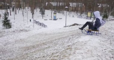 Çocuklar parkta halletme yılbaşı tatil geçirmek Snowy şehir sokak çocuklarının kış aktivitelerine açık havada sıcak giysiler oynarken eğlenceli birlikte insanlar var
