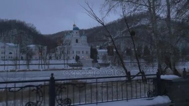 Akşam Sviatohirsk Lavra kış manzarası çıplak dal ağaçlar binaların dış mimarisi etrafında bir Hills dağlık arazide Panoraması