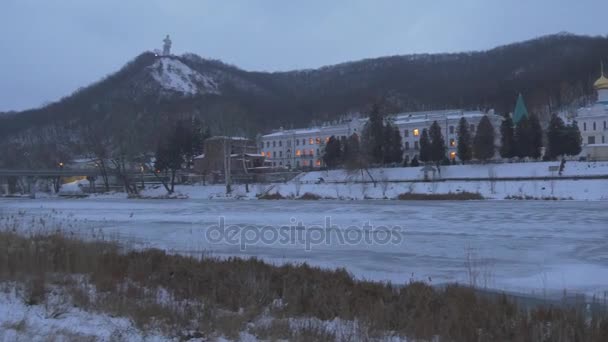 Zimní pohled na Sviatohirsk lávra zakalený mrazivý večer krajiny siluety hornatý terén kolem exteriér budovy kláštera zasněžených kopců — Stock video