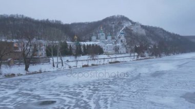Güzel Sviatohirsk Lavra dağlık arazi nehir karlı tepeleri bulutlu ayaz akşamları Ukrayna Manastırı dinin dış donmuş bir kış manzarası