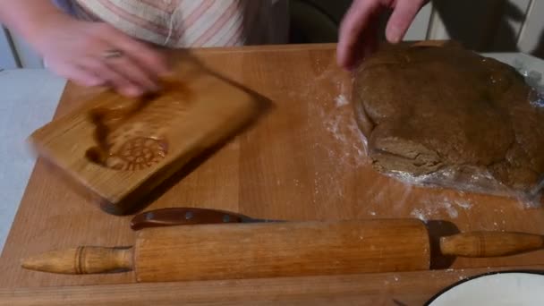 Le mani di cottura del pan di zenzero mettono una pasta nella muffa Biscotti a forma di rame di una famiglia di pasta marrone sta cucinando a tavola I nonni stanno aspettando i loro ospiti — Video Stock