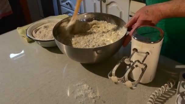 Lägga till ett mjöl till en deg familj matlagning Pepparkaksdeg knådning inhemska bageri morföräldrar matlagning på deras kök på hem väntar gäster — Stockvideo