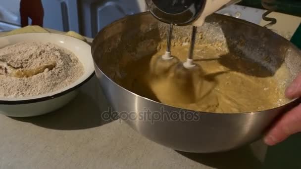 Ruce jsou míchání těsta s Mixer perníkové pečení muž a žena manžel a manželka prarodiče pomáhat navzájem připravují tradiční rodinná večeře — Stock video
