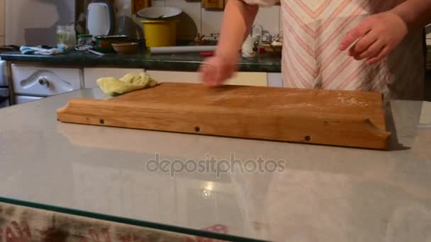 Mujer Limpieza de una tabla de cortar La familia está cocinando juntos en casa Esperando a los huéspedes Cena familiar tradicional Juntos Interior de la cocina doméstica — Vídeo de stock