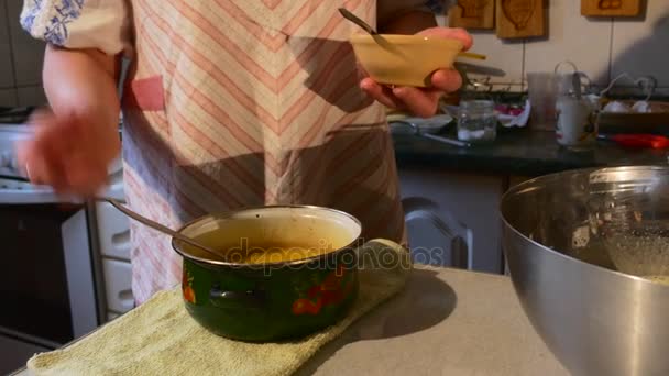 Cucinare mescolare una massa liquida per una pasta in cucina La famiglia sta cucinando insieme Preparare una pasta per pan di zenzero La nonna sta aspettando per gli ospiti Cena in famiglia — Video Stock