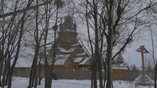 Ancien sketch monastique en bois de tous les saints orthodoxes Sviatogorskaya Lavra Building avec de belles vieilles coupoles encerclées avec une clôture en rondins Promenade par parc — Video