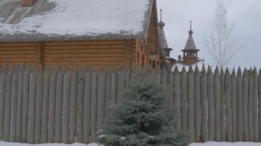 Sviatogorskaya Lavra benzersiz Woden kubbe ve haçlar aşağı açı bakış açısı köknar Grove'dan ile tüm azizlerin XVII yüzyılda Hıristiyan ahşap Skit