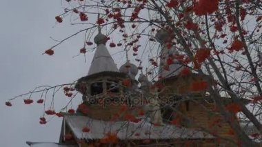 Guelder Gül Bush kırmızı kilise Courtyard ahşap Skit, All Saints Sviatogorskaya Lavra hareketi boyunca içinde içinde bu oyma merdiven eski binalar çilek