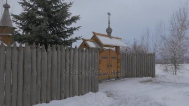 Eski ahşap kapı ve çit, Ortodoks Kilisesi denilen Skit, All Saints Sviatogorskaya Lavra ile karlı bulutlu gün akşam izole içinde hiçbir insan yerleştirin