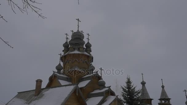 Górnej części starożytnego Christian Kościoła wszystkich świętych Skit Sviatogorskaya Lavra drewnianej kopuły i krzyże na tle burzliwy niebo zima podróży turystyki — Wideo stockowe