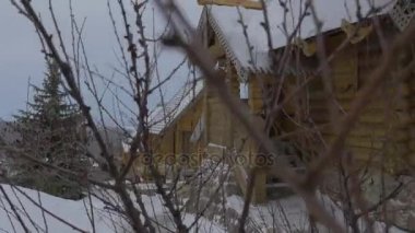 Karlı akşam Sviatogorskaya Lavra iki katlı günlük binalarda Bütün azizlerin kış manzarası ve rustik Cottages Ortodoks Manastırı ahşap Skit