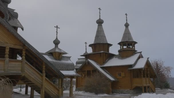 Prawosławny Skit drewniane z drewniany kościół wszystkich świętych w Sviatogorskaya Lavra bajki imponujący kompleks dwa Piętrowa dziennika budynków w zimowy Zmierzch — Wideo stockowe