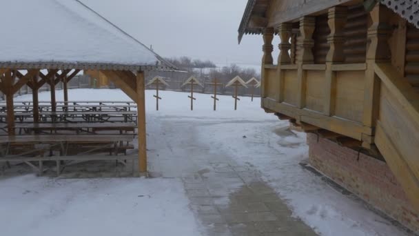 Église chrétienne en bois restaurée du Xvii siècle Esquisse de tous les saints à Sviatogorskaya Lavra avec colonnes sculptées Salle à manger extérieure Bâtiments en hiver 