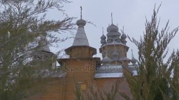 Visa gamla kyrkan bakom vintergröna träd träbyggnad kallas sketch av alla heliga Sviatogorskaya Lavra Panorama frostiga stormväder sevärdheterna i Ukraina — Stockvideo