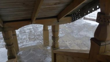 Kilise eski Ortodoks Manastırı Skit Sviatogorskaya Lavra kubbeler, ahşap merdiven ve duvarları dış bina ve çevresinde doğa tarafından aşağıya yürümek