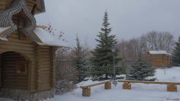 Snöiga Churchyard historiska kloster Sviatohirsk trä sketch av All Saints snidade porten Loh-hus vintern landsbygdens landskap ukrainska byn i forna tider — Stockvideo