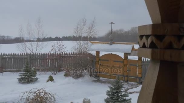 Fundersam promenad Under skydd av gamla kloster vinter landskap skog är runt den isolerade plats arkitektoniska arv Ukraina sketch av All Saints — Stockvideo