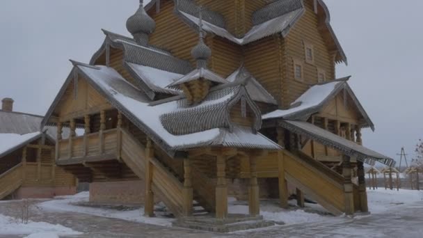 Escalade à l'étage par l'église en bois pittoresque monastère appelé Sketch de tous les saints en Sviatogorskaya Lavra sculpture sur bois Décoration rustique Paysage d'hiver 