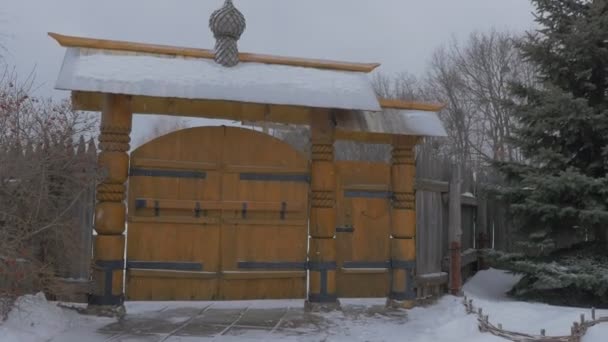 Hand öffnet Holztor malerische Holzkirche Sketch aller Heiligen in Swjatogorskaja lavra im schneebedeckten Winter Mann betritt den Klosterhof virtuellen Spaziergang — Stockvideo