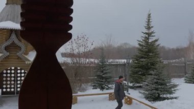 Ukrayna ünlü hedeflere Churchyard Ortodoks Manastırı turist Sviatogorskaya Lavra kış turu tüm azizlerin ahşap Skit, üzerinde yürüyen adam