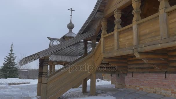 Sviatogorskaya Lavra ウクライナ博物館の建築遺産のすべての聖者の歴史的な教会キリスト教木製スキットの印象的なパノラマ — ストック動画