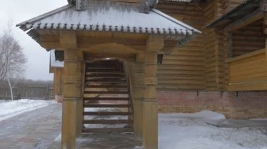 Tüm azizler peri masalı tarihi bina Sviatogorskaya Lavra güzel Ahşap oyma merdivenler sütunları Panoraması, pitoresk Ortodoks ahşap Skit