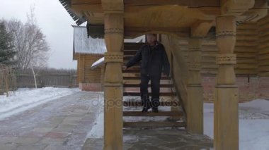 Din adamı Churchyard pitoresk Ortodoks Hıristiyan ahşap Skit Sviatogorskaya Lavra merdivenler balkon oyma ahşap tüm azizlerin arasında yürüyüş