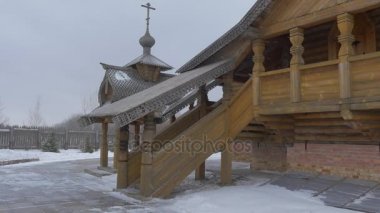 Ortodoks Manastırı Skit, tüm azizler tarihsel ünlü kilise Sviatogorskaya Lavra güzel oyma merdivenler kış manzaralı konut