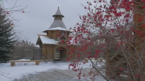 Silueta del hombre en un balcón de la vieja iglesia Siglo Xvii Parodia cristiana de madera de todos los santos de Sviatogorskaya Lavra Pintoresco Bush de Guelder Rose — Vídeos de Stock