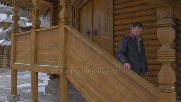 Turist yaprakları Log-House bir koltuk tezgah dini sakallı adama Skit Sviatogorskaya Lavra kış harika binalarda Bütün azizlerin ziyaret alır — Stok video