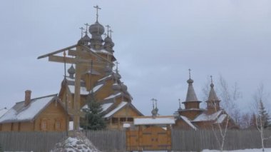 Yürüyüş kapıdan eski Ortodoks Kilisesi ünlü Skit Sviatogorskaya Lavra etkileyici ahşap duvarlar ile tüm azizlerin oyulmuş kubbeleri büyük ahşap çapraz