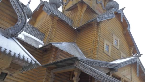 Cubierto de nieve pintoresco sketch de todos los santos Sviatogorskaya Lavra con hermosas paredes de madera Cúpulas Escaleras en invierno Excursión a edificios históricos — Vídeo de stock