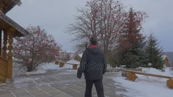 Világ híres kabaréjelenet Mindenszentek Sviatogork Lavra ember közeledik egy bokor Viburnum és a kóstoló a piros bogyós gyümölcsök építészeti örökség, Ukrajna — Stock videók