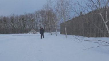 Ahşap kilise dünya ünlü manastır Sviatogorskaya Lavra adam durur yüksek günlük çit akşam kış gezi önünde izlerken dolaşan turizm