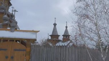 Dış Cephe ahşap binalar çit kapısı bulutlu fırtınalı kış gökyüzü Skit ünlü yerlere seyahat tüm azizlerin XVII yüzyıl günlük kilise Panoraması