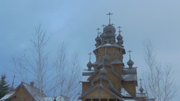 Panorama du Xvii siècle Sviatagorskaya Lavra Monastère orthodoxe chrétien et Sketch Vsekh Svyatykh Silhouette en soirée d'hiver Structure historique en rondins — Video