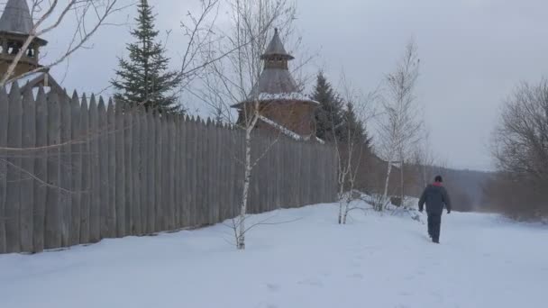 Sviatogorskaya Lavra Major Orthodox Rustic Monastery Wooden Buildings of Skit of All Saints Man Walks Along High Log Fence Exploring the Architecture — Stock Video