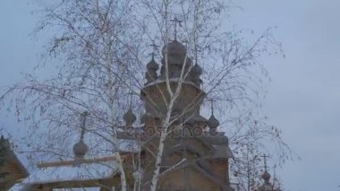Günlük kilise Skit Vsekh Svyatykh Sviatogorsk Lavra kutsal dağ Lavra eski günlük çit ve ağaç kışlık görünümü siluetleri bir dizi ile çevrili