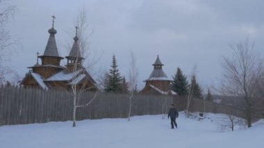 Adam dünya ünlü kilise Skit tüm çit yürür Sviatogorskaya Laura Ortodoks binalar ile kubbe ve haçlar ve kış akşam görünümü
