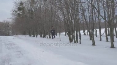 Sakallı adam Park Sviatogosky tarihi ve mimari Milli parkında karlı kış turizm yürüme yürüyüş soğuk günde akşam manzaraları görmeye geldi