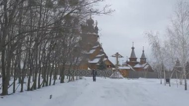 Kış manzara antik kilise Pisturesque Skit Sviatogorskaya Lavra tüm azizler ve yol lider bunu dindar adamdır yürüme geçiş Himselff